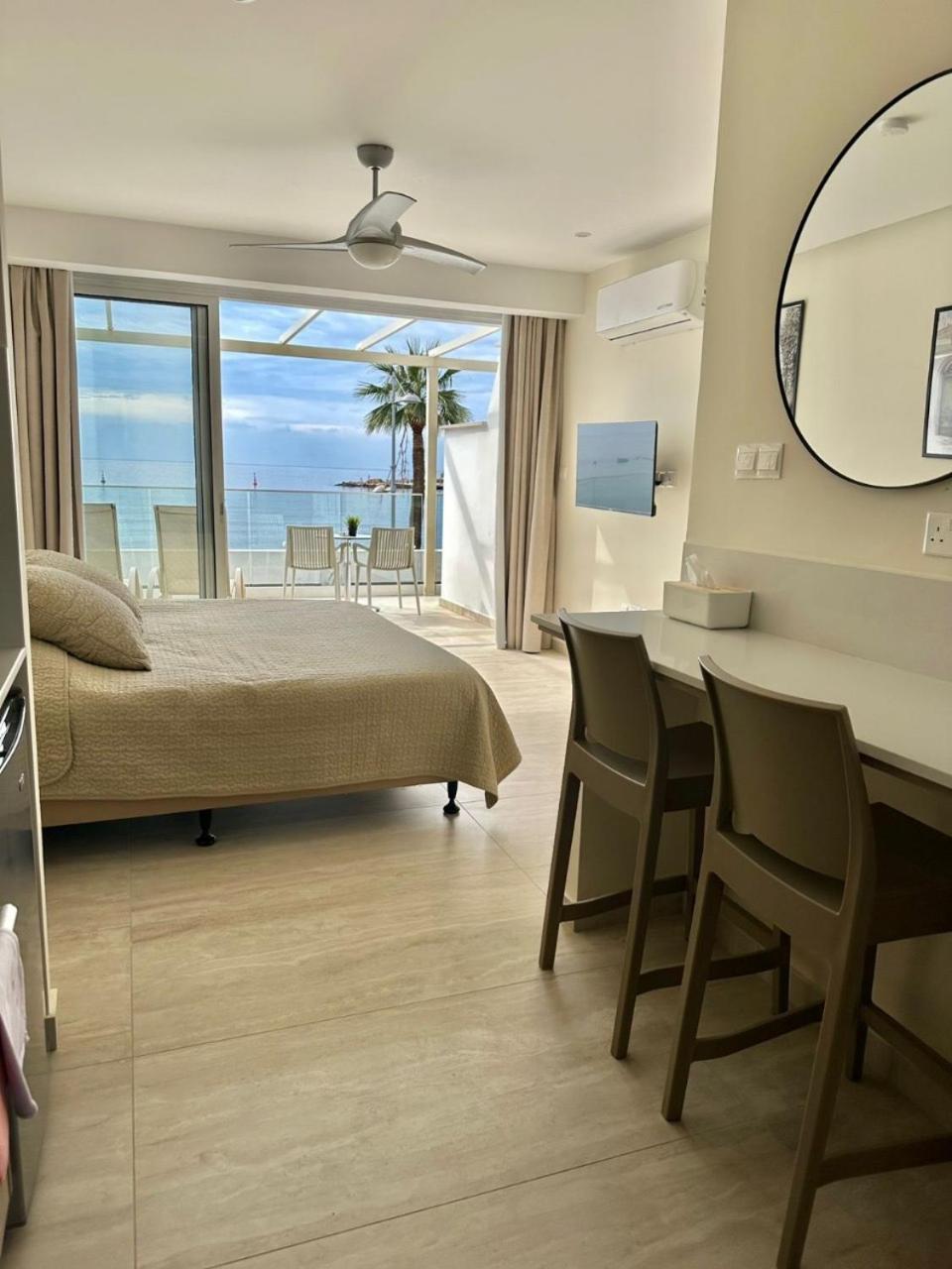 Harbour Lights Studio Apartments Paphos Ngoại thất bức ảnh