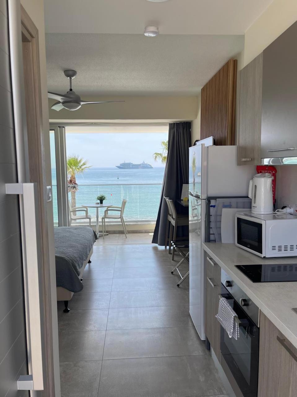 Harbour Lights Studio Apartments Paphos Ngoại thất bức ảnh